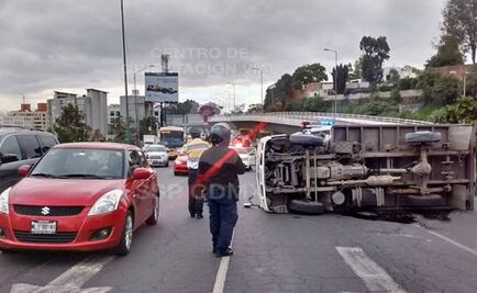 Volcadura genera tránsito en la avenida Constituyentes