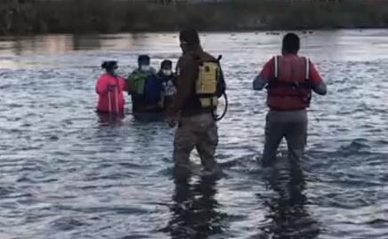 Rescata INM a dos mujeres y cuatro menores a mitad del Río Bravo