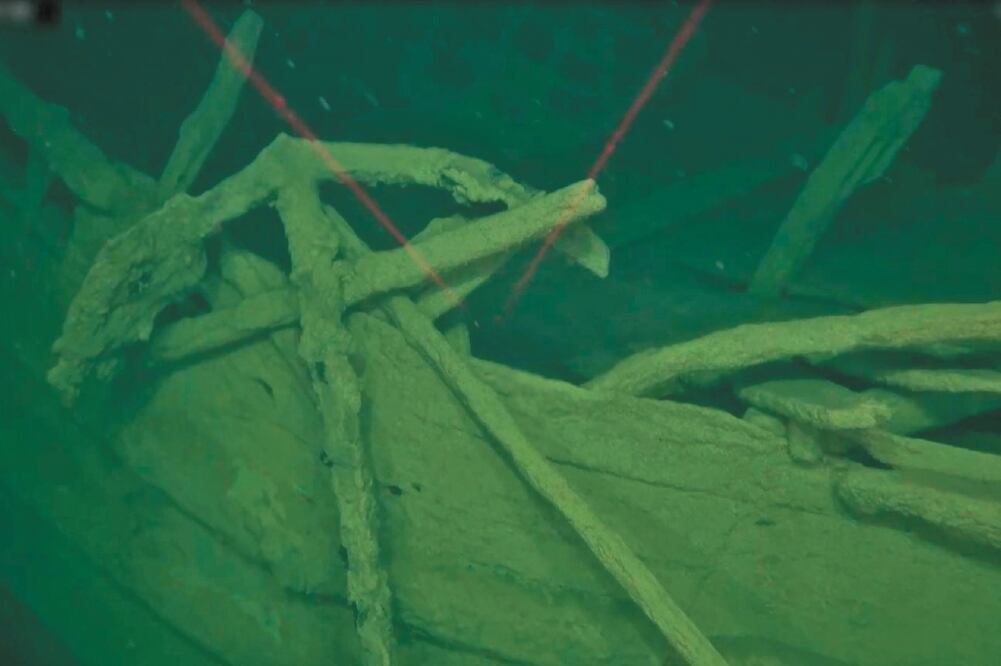 Imagen del barco bautizado como Okänt Skepp (Barco Desconocido), que especialistas liderados por el mexicano Rodrigo Pacheco-Ruiz encontraron en el Mar Báltico —a 150 metros de profundidad— hace unas semanas. Foto: CORTESÍA: DEEP SEA PRODUCTIONS/ MMT