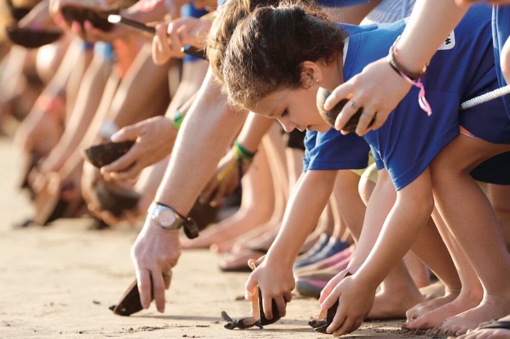 Los fanáticos colaboraron con el medio ambiente. (JOSÉ MÉNDEZ. EFE)
