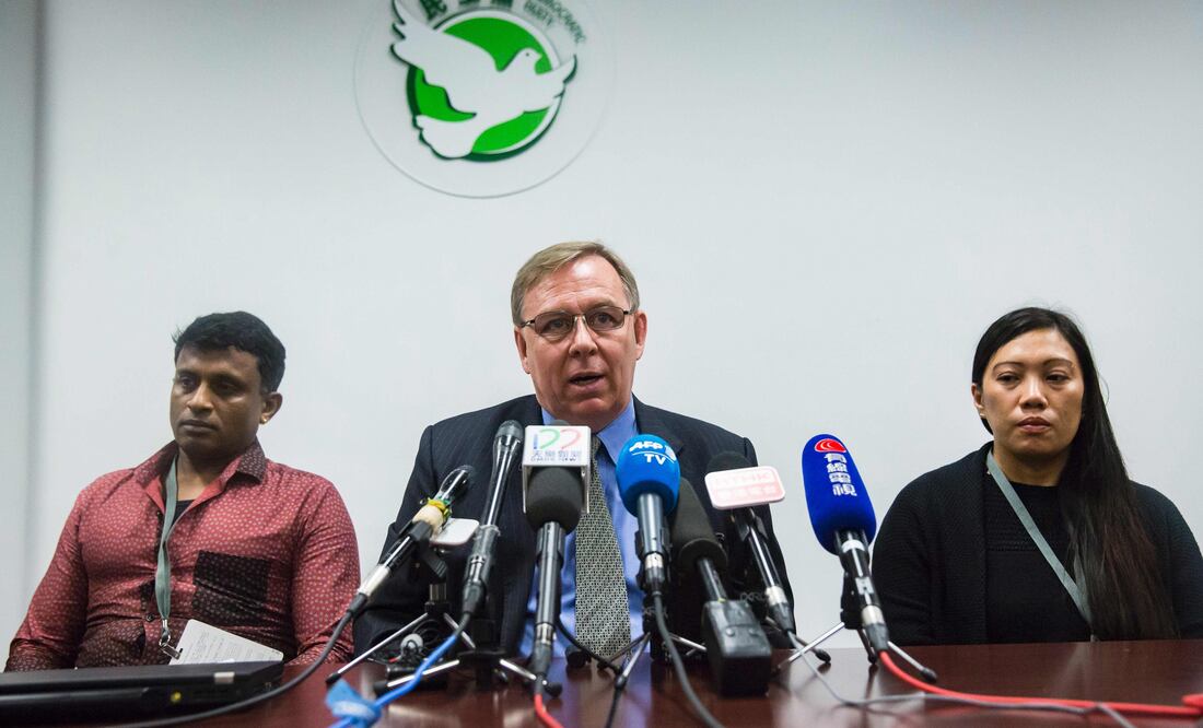 Las tres familias que escondieron a Snowden cuando éste huía de las autoridades estadounidenses, y que hoy son solicitantes de asilo en Hong Kong, ofrecieron hoy una rueda de prensa (Foto: AFP)