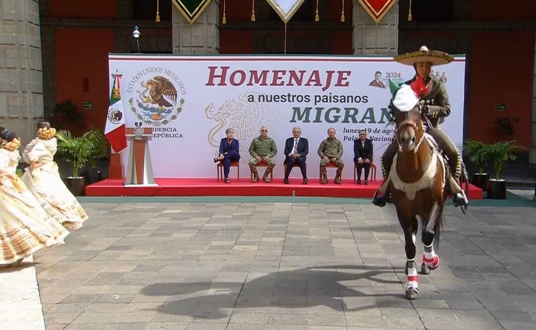 Homenaje de López Obrador a migrantes en Palacio Nacional. Foto: Captura