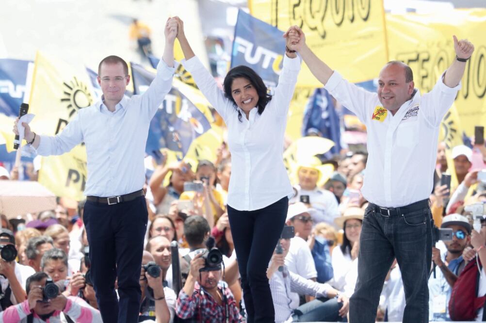 Alejandra Barrales en un mitin en el Velódromo, en Venustiano Carranza, acompañada del candidato presidencial del Frente, Ricardo Anaya Cortés. (ARIEL OJEDA. EL UNIVERSAL)