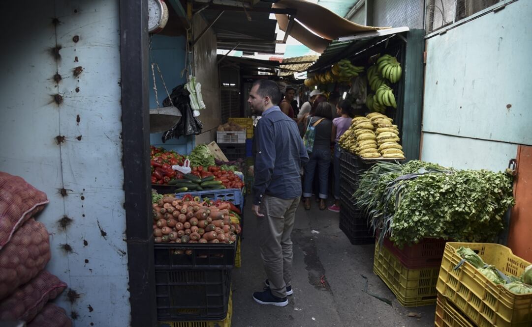 "Una vez al mes quizá compremos pollo o carne", cuenta Jairo Colmenares, de 33 años. Foto: AFP