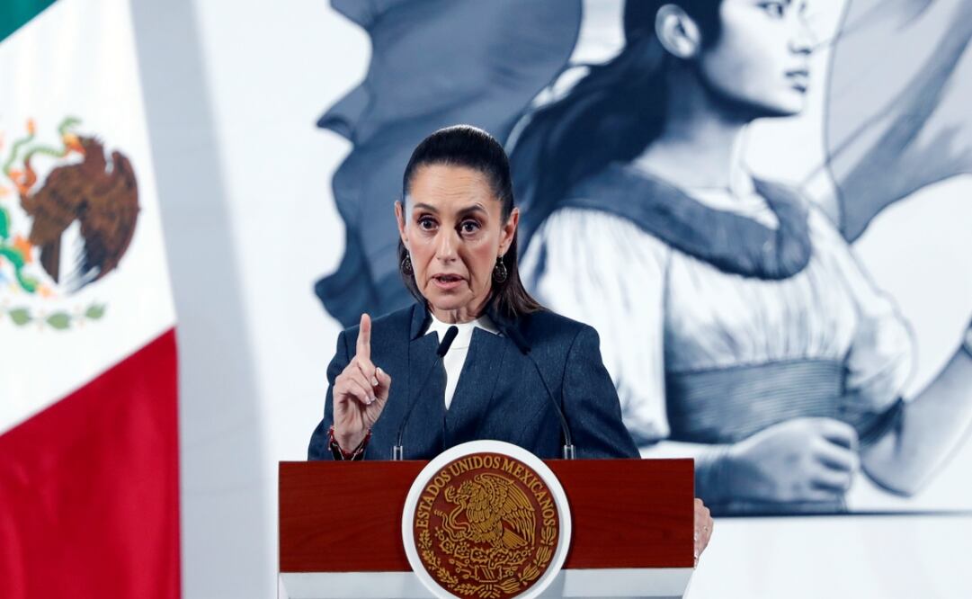 La presidenta de México, Claudia Sheinbaum, habla este lunes durante su conferencia de prensa diaria en el Palacio Nacional. Foto: EFE/Mario Guzmán