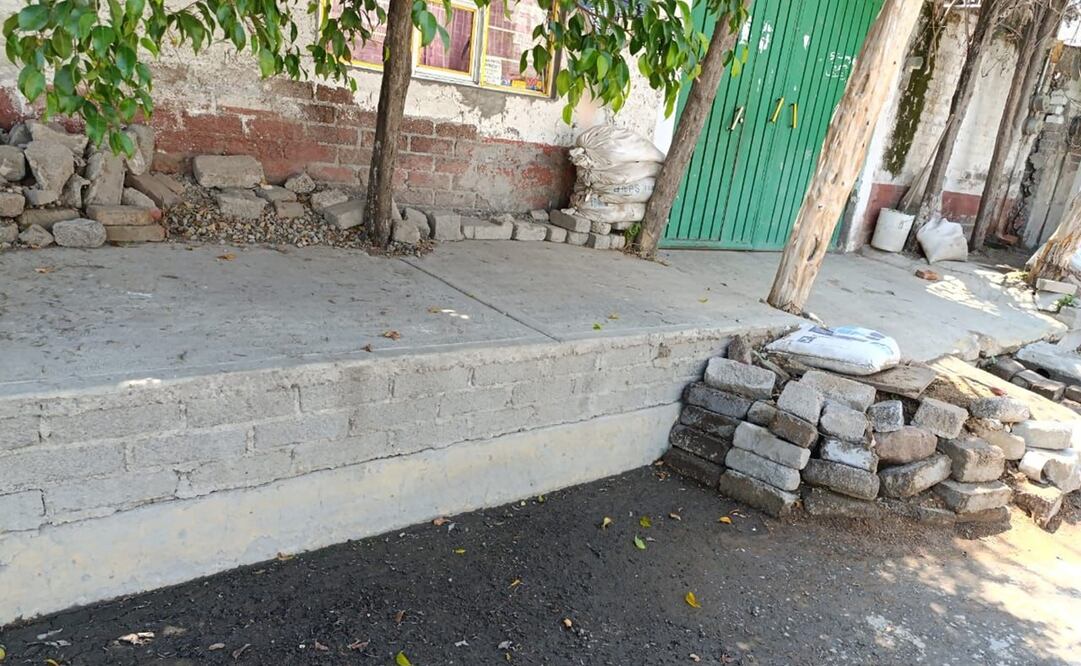 Vecinos en Chalco ponen barricadas para impedir el paso del agua a sus casas. Foto: Emilio Fernández / EL UNIVERSAL