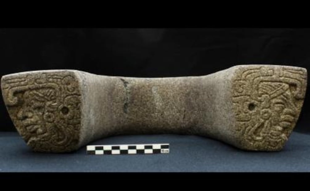 Recuperan yugo totonaco de piedra que representa una serpiente