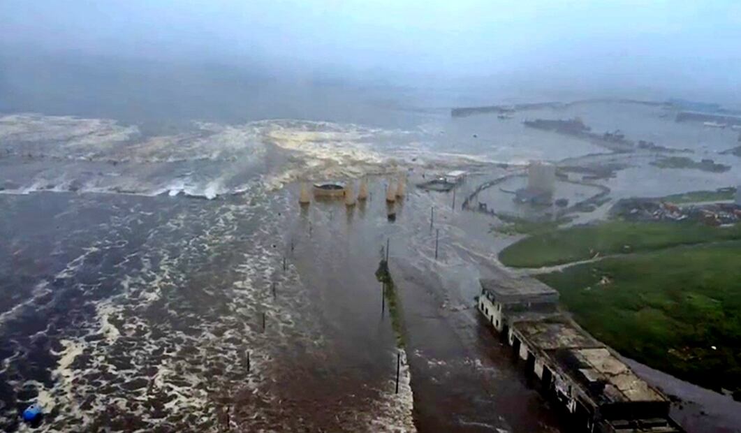 Un tsunami azotó Severo-Kurilsk en la isla de Paramushir, en las islas Kuriles, tras un terremoto que azotó el norte de Rusia, el 30 de julio. Foto: AFP