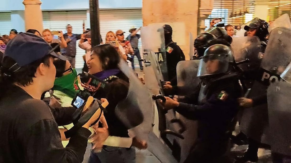 En Oaxaca, la policía estatal desalojó por la fuerza a las mujeres que participaron en la marcha. Foto: Edwin Hernández / EL UNIVERSAL