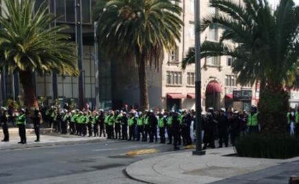 Estudiantes y maestros bloquean Eje Central y avenida Juárez