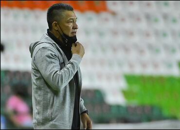 Ignacio Ambriz reconoció que la zaga del León ha tenido complicaciones