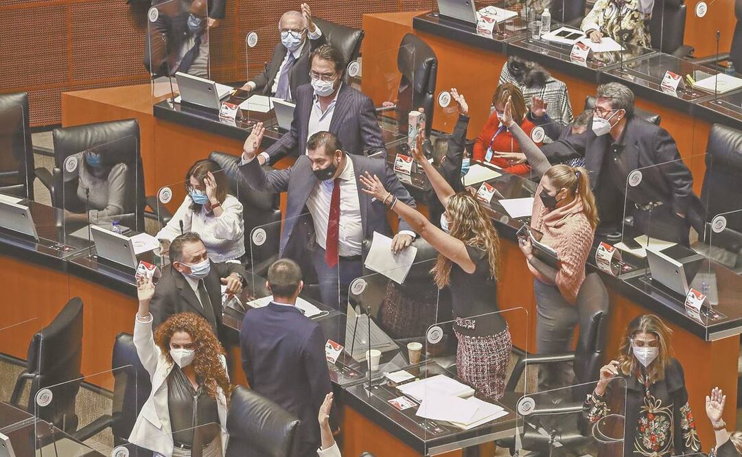 Los senadores de Morena, durante la votación para avalar la Ley de Ingresos del próximo año. Foto: Diego Simón Sánchez. EL UNIVERSAL