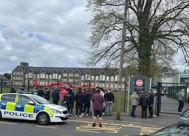 Niña de 13 años es acusada de intento de asesinato por apuñalamientos en un colegio en Gales