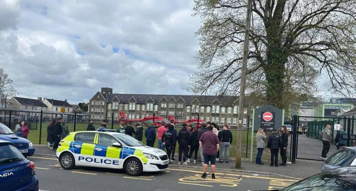 El colegio Amman Valley de Ammanford, con estudiantes de entre 11 y 18 años, permanece cerrado, al parecer con algunos alumnos en su interior, mientras que las víctimas han sido atendidas de urgencia, indicó la Policía. Foto: WalesOnline