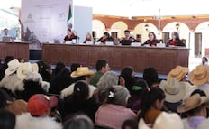 Corte realiza primera sesión en plaza pública de Chiapas; ministros visten traje típico de Tenejapa