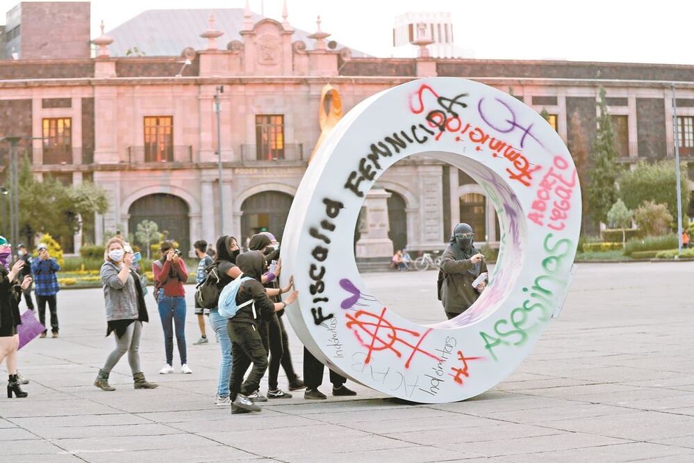 Colectivos feministas se reunieron en el centro de Toluca para protestar por feminicidios. JORGE ALVARADO. EL UNIVERSAL