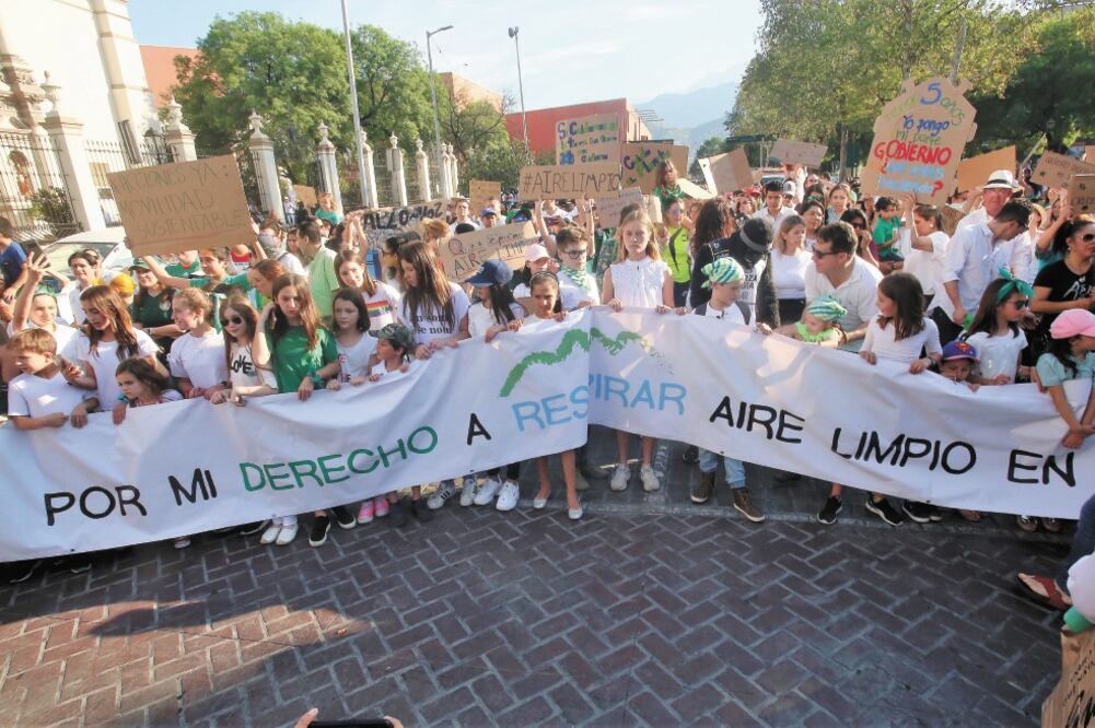 El contingente partió a las cinco de la tarde desde la calle Zuazua, a la altura de Raymundo Jardón, frente a la catedral de Monterrey, para culminar con una concentración en el Palacio de Gobierno. (EMILIO VÁSQUEZ. EL UNIVERSAL)