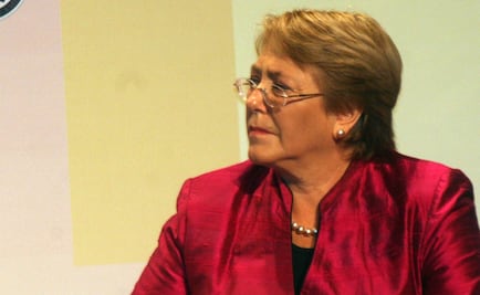 Bachelet visita a mujer a la que le sacaron los ojos