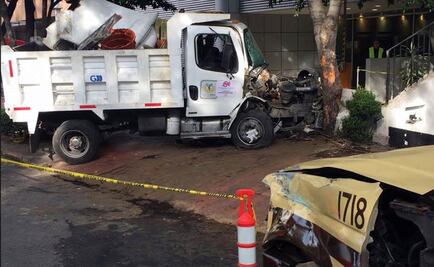 Choca camión del GDF y camioneta de valores en la Nápoles