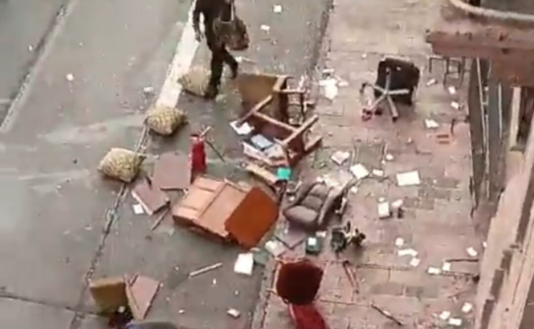 Durante marcha por Carlos Manzo, un grupo de embozados irrumpe en el Palacio de Gobierno en Morelia; lanzan muebles por las ventanas. Foto: Quadratín Michoacán