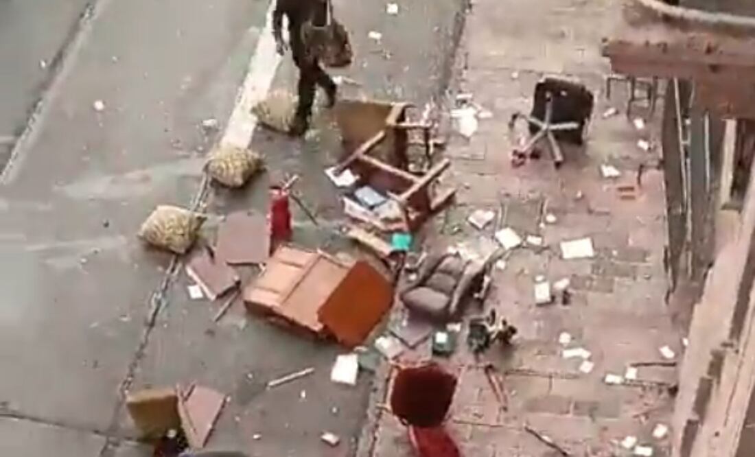 Durante marcha por Carlos Manzo, un grupo de embozados irrumpe en el Palacio de Gobierno en Morelia; lanzan muebles por las ventanas. Foto: Quadratín Michoacán