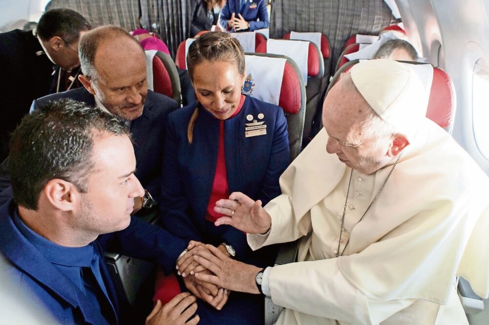 Matrimonio en el aire. El papa Francisco casó a dos integrantes de la tripulación en el vuelo a la ciudad de Iquique.