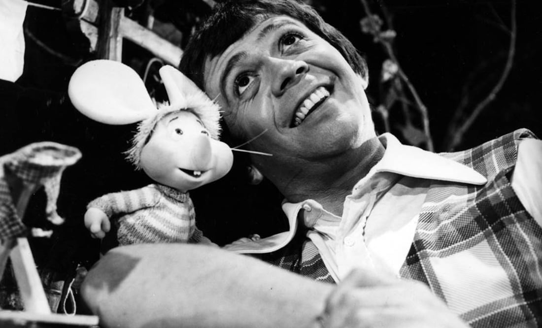 A los 18 años fue reclutado por las fuerzas armadas de Estados Unidos, hizo su servicio militar en una base de San Diego, California, y estuvo a punto de enlistarse para tomar parte de las hostilidades en la guerra de Corea pero ésta concluyó unos días después.