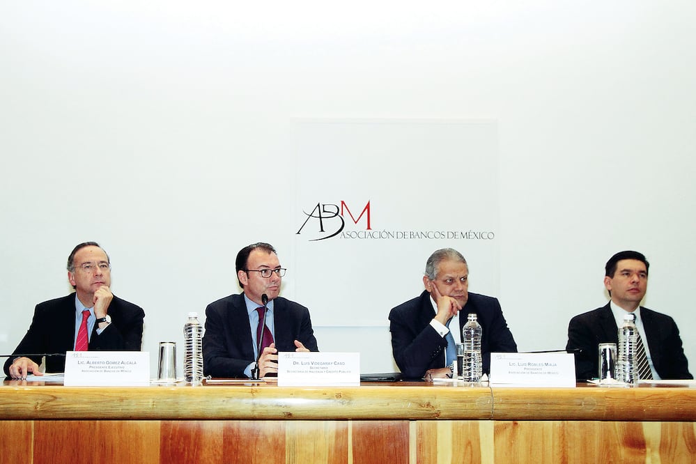 Alberto Gómez Alcalá, presidente ejecutivo de la ABM; Luis Videgaray, secretario de Hacienda, Luis Robles Miaja, presidente de la ABM, ayer durante la conferencia de prensa conjunta y la firma del convenio interbancario (CARLOS MEJÍA. EL UNIVERSAL)