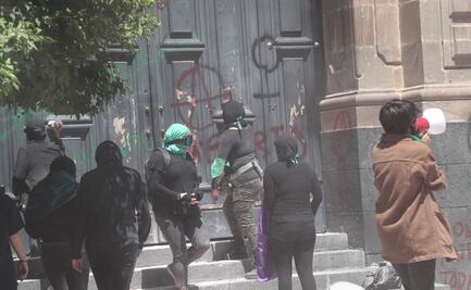 Feministas protestan frente al Congreso mexiquense; exigen legalizar aborto