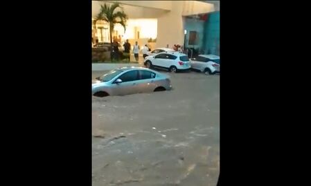 ¡Se inunda Acapulco! Fuertes lluvias cubren calles, coches y negocios; pobladores comparten videos