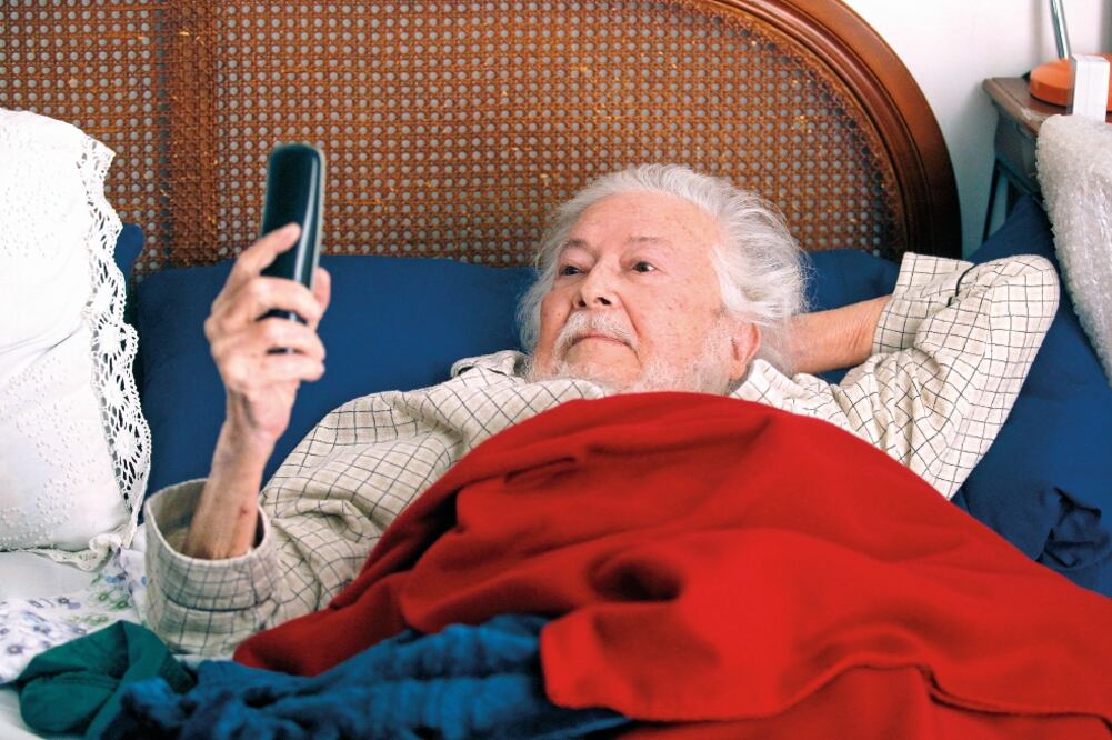 Desde temprana hora, el escritor Fernando del Paso recibió ayer decenas de llamadas (ULISES RUIZ BASURTO. EFE)