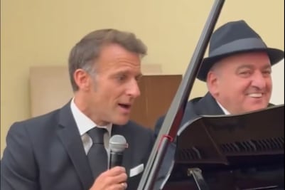 Macron sorprende al cantar "La Bohème" en cena oficial en Armenia; lo acompañaron Charles Aznavour y Nikol Pashinian