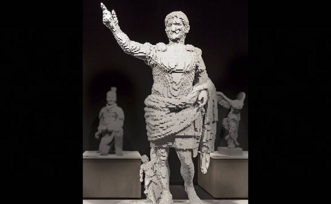 Para esta pieza, Sawaya empleó dos días únicamente para realizar la peana y los pies y señaló que "la escala utilizada para esta versión representa el mayor reto de esta escultura", según consta en el catálogo de la muestra. FOTO: Paola Bruni/EFE.