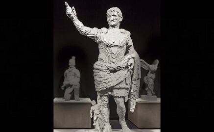 Exponen escultura de Augusto creada con Legos