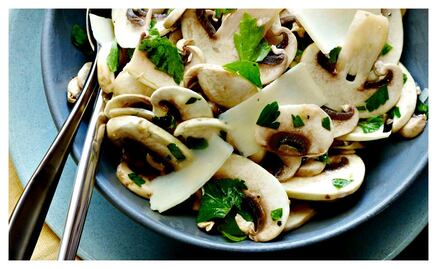 Ensalada de champiñones frescos y perejil
