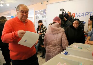 Abren los colegios electorales en Moscú para las presidenciales rusas
