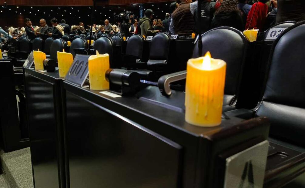 Con veladoras y sombreros "ensangrentados" recuerdan al alcalde asesinado, Carlos Manzo. Foto: Enrique Gómez / EL UNIVERSAL.
