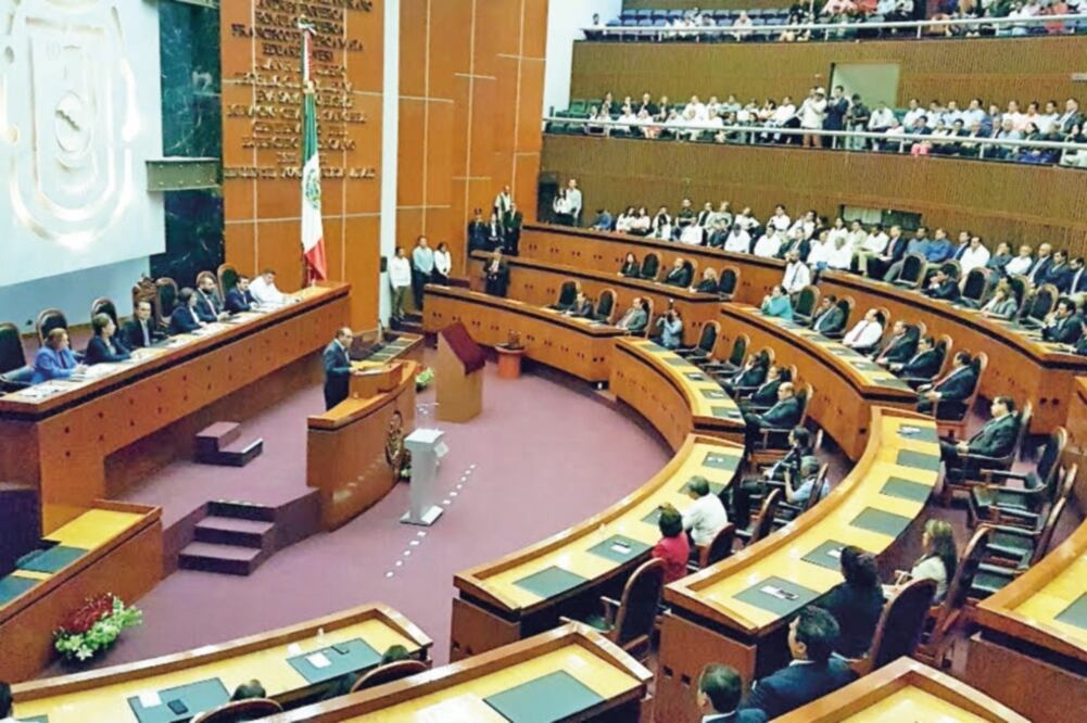 representantes de los Poderes Legislativo y Ejecutivo, el gobernador Héctor Astudillo recibió una fiel de la Constitución Política