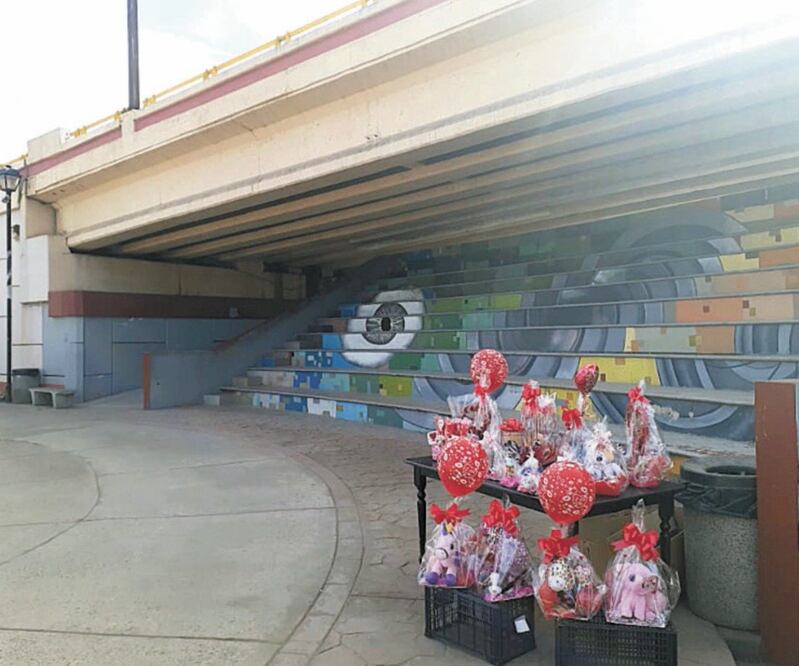 Con todo y regalos plantan a diputada en 14 de febrero