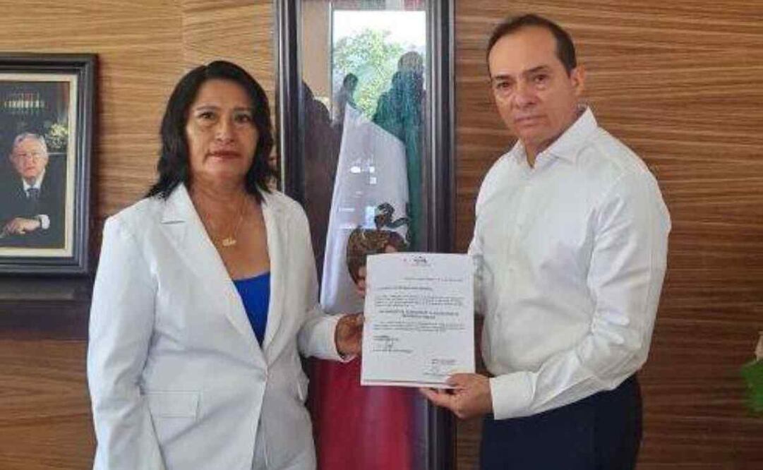 La morenista Abelina López Rodríguez con el coronel Eduardo Arturo Bailleres. Foto: Especial
