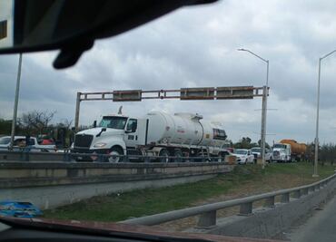 Reporte de tráiler con mercancía ilegal en Texas, desata operativo en Aduana de Reynosa; genera largas filas de camiones