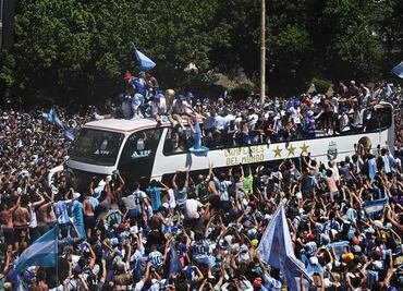 Argentina desata la fiesta con Messi y los campeones en casa