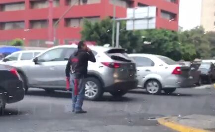 Peatón hace de policía de Tránsito en Marina Nacional y Circuito Interior 