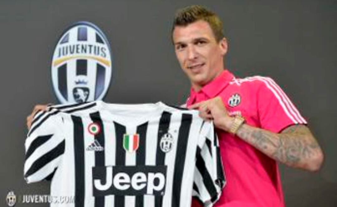 Mandzukic posa con la playera de la Juventus.Tomada de: @juventusfc