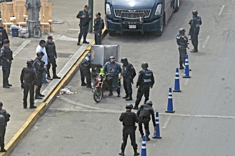 La Secretaría de Seguridad Pública asegura que se trabaja en Tláhuac para que regrese la normalidad a los comercios, casas y calles en general (ARMANDO MARTÍNEZ. EL UNIVERSAL)