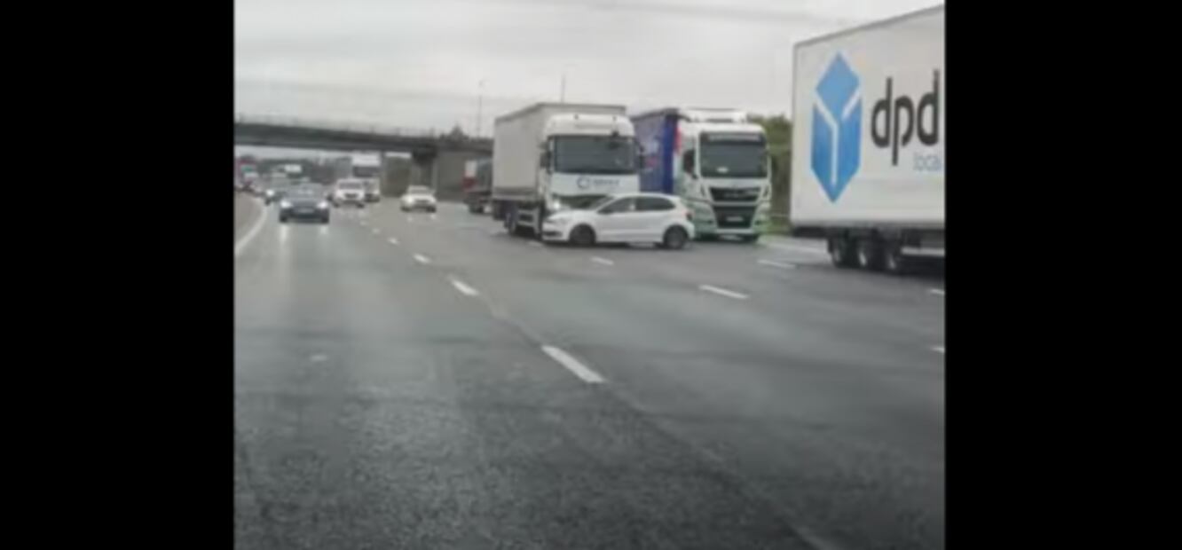 Camión choca con pequeño Volkswagen y lo empuja por varios metros sin darse cuenta