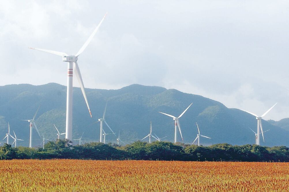 En Salina Cruz, Oaxaca, el potencial está en la energía eólica, y en la industr ia alimentaria, construcción y minería, además de la petroquímica (ARCHIVO EL UNIVERSAL)