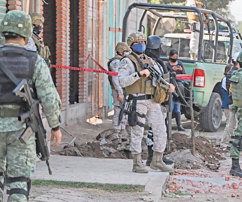 El personal militar espera autorización de la FGR para ingresar al predio y saber si ahí concluye el túnel. Ricardo Pérez/EL UNIVERSAL