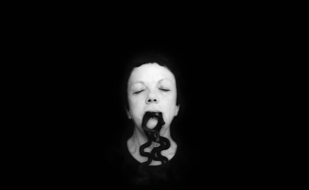 Gabriela Iturbide jamás ha usado una cámara digital. No le interesa. Sus fotografías nacen del ritual de lo análogo, del cuarto oscuro, los rollos y el revelado.