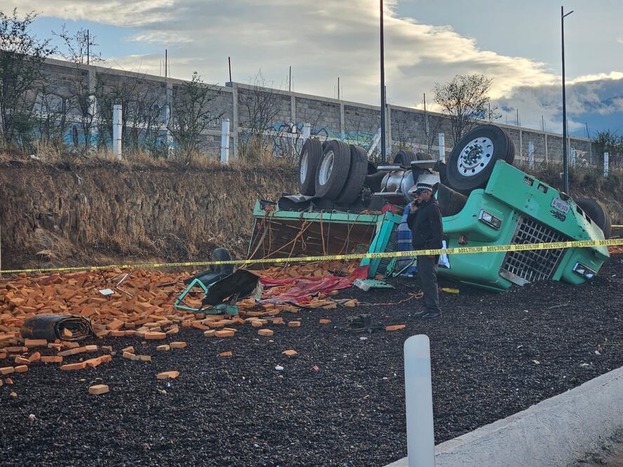 Volcadura de camión en el kilómetro 39 de la autopista México Puebla con dirección a la CDMX. Foto: Isidro Corro / EL UNIVERSAL